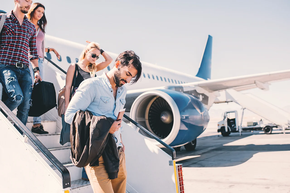 Khi máy bay hạ cánh, hành khách di chuyển theo sự hướng dẫn của tiếp viên hàng không (Nguồn: Internet)